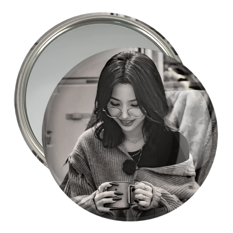 آینه جیبی خندالو مدل سویون گروه جی آیدل GIdle  کد 19567