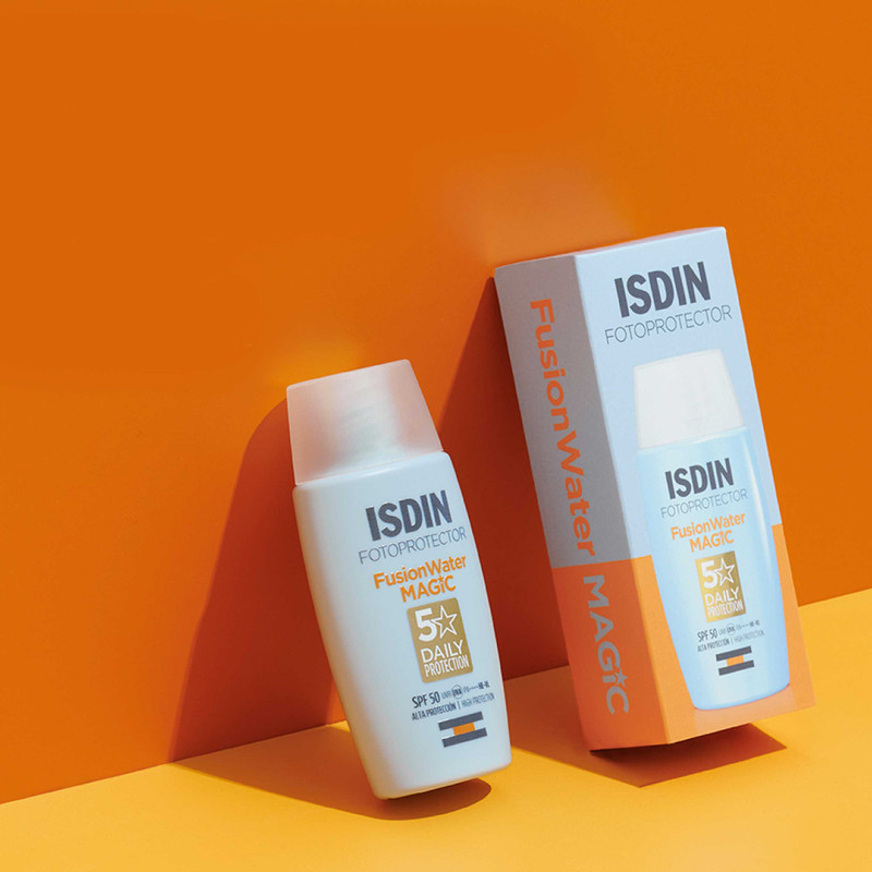 فلوئید ضد آفتاب بدون رنگ ایزدین SPF 50 مدل Fusion Water Magic ‌مناسب انواع پوست حجم 50 میلی‌لیتر