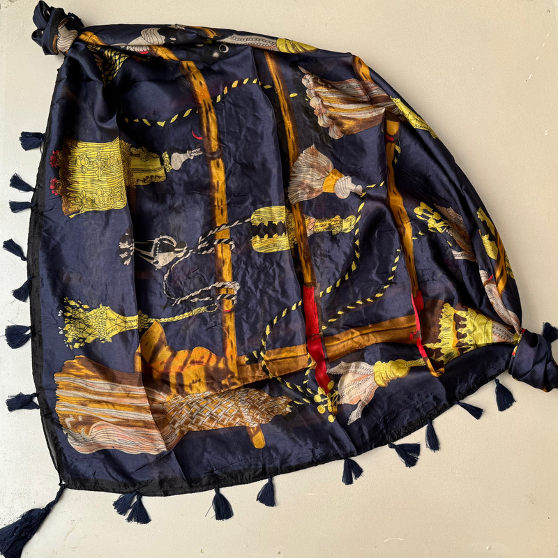 روسری زنانه مدل حریر ابرشیم طرح سنتی دور منگوله ای کد 4