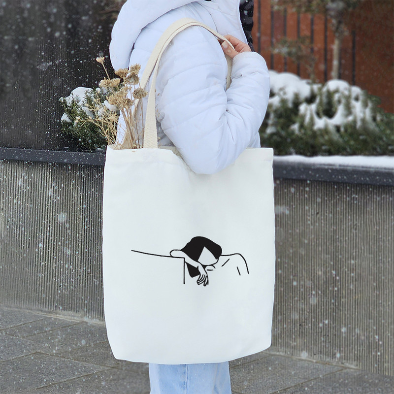 ساک خرید پارچه ای خندالو طرح دختر دل شکسته مدل توت بگ کد 6848