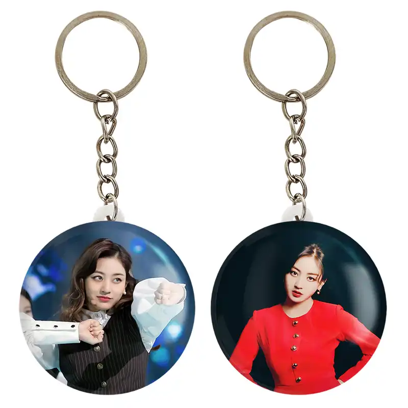 جاکلیدی خندالو مدل جیهیو گروه توایس TWICE کد 1988019879 مجموعه 2 عددی