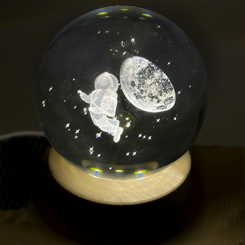 چراغ خواب مدل گوی کریستال سه بعدی طرح فضانورد و ماه کد 1US