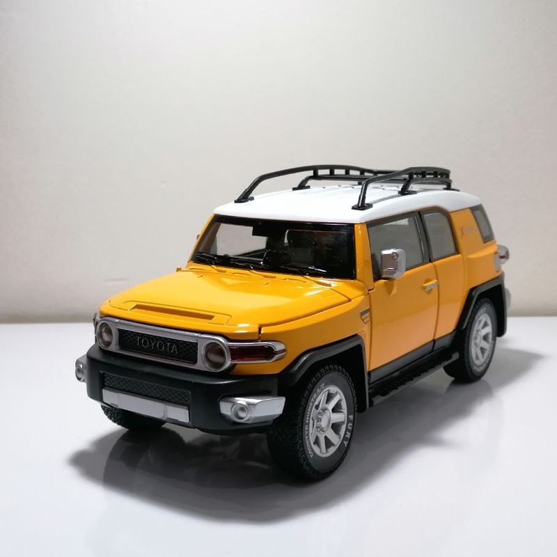 ماشین بازی آفرود مدل FJ Cruiser مقیاس 1:24، بدنه فلزی و پلاستیکی، عقب‌کش، چراغ‌دار و موزیکال
