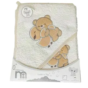 ست حوله نوزادی مادرکر طرح گلدوزی مدل Bear and chick hugging به همراه لیف