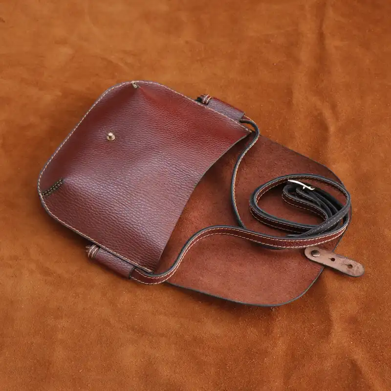 کیف دوشی زنانه چرم بارثاوا مدل 1261