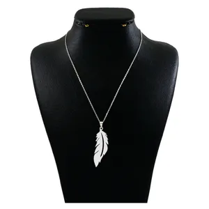 گردنبند نقره زنانه دلی جم طرح پر کد D 657