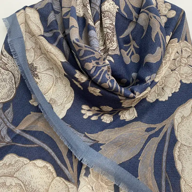 روسری زنانه مدل نخ پنبه وارداتی دور ریش کد ۱۰۱۰