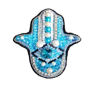 گل سینه زنانه مدل دست همسا