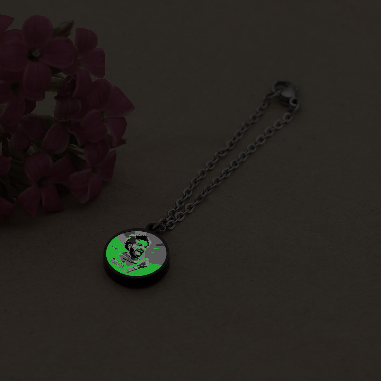 آویز ساعت زنانه ناکسیگو مدل شب تاب طرح محمد صلاح کد AW8987