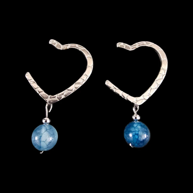 گوشواره میخی زنانه مدل نیم قلب طرح پوست مار و عقیق خزه ای