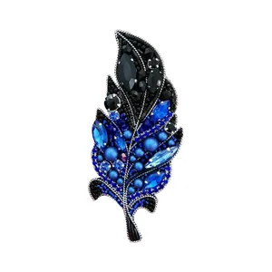 گل سینه زنانه مدل پر کد 5024