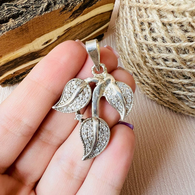 آویز گردنبند نقره زنانه مدل برگ نگینی