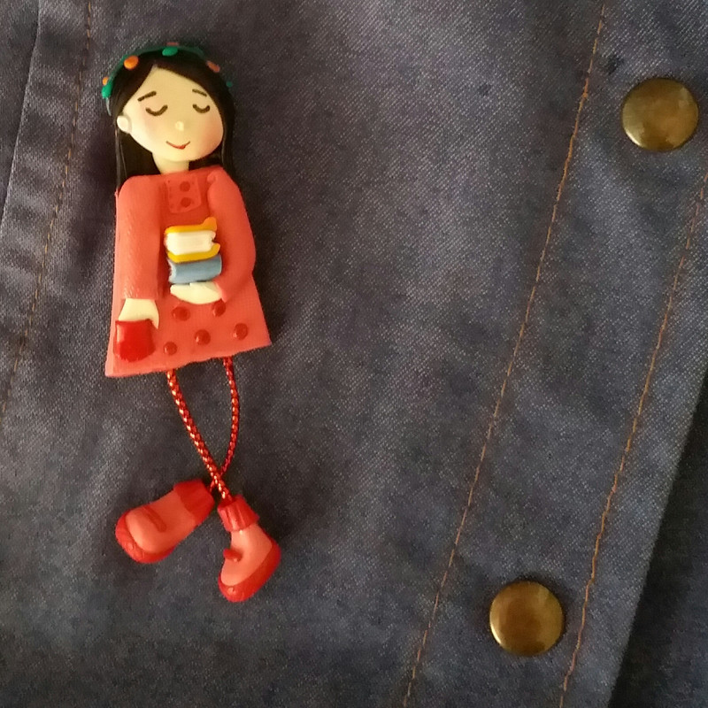 سنجاق سینه دخترانه مدل دختر کتاب فروش کد SS118