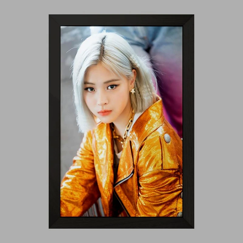 تابلو خندالو مدل ریوجین گروه ایتزی ITZY  کد 12458