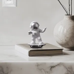 مجسمه مدل فضانورد اسکیت سوار کد 102