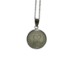 گردنبند زنانه مدل رزین شب نما طرح قلب دوستان عاشق کد hearfrien110 