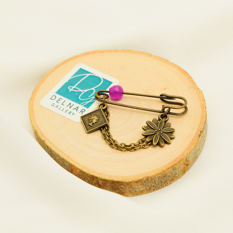 سنجاق سینه زنانه دلنار گالری مدل بابونه و سکه الیزابت