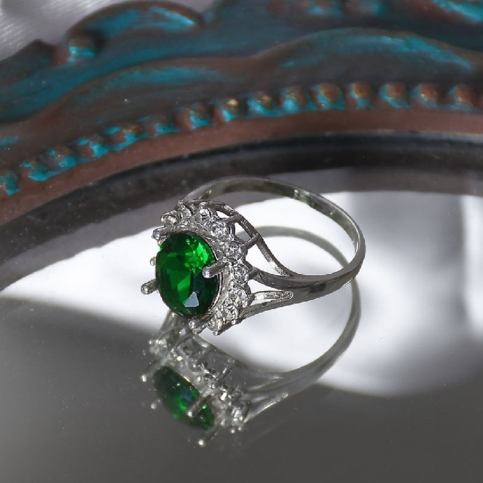 انگشتر نقره زنانه مدل سنگ زمرد کد 033 انگشتر نقره زنانه مدل سنگ زمرد کد 033