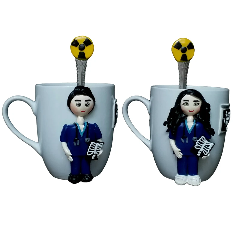 ماگ سرامیکی مدل دختر و پسر پزشک رادیولوژی کد 03017 مجموعه 2 عددی به همراه قاشق