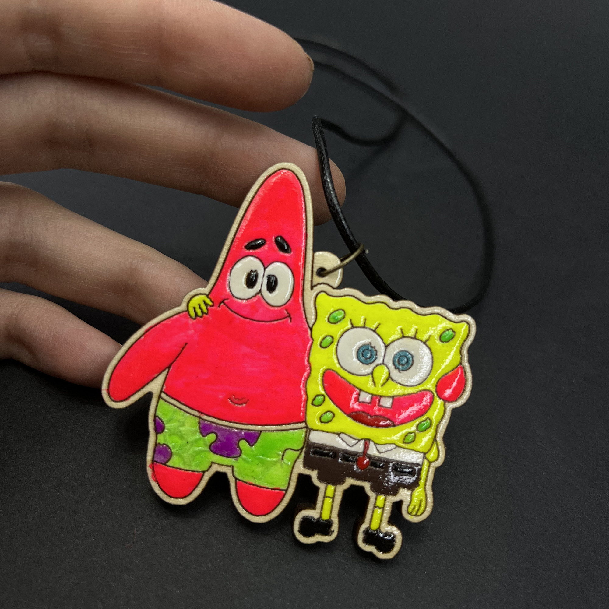 گردنبند دخترانه مدل چوبی طرح باب اسفنجی و پاتریک