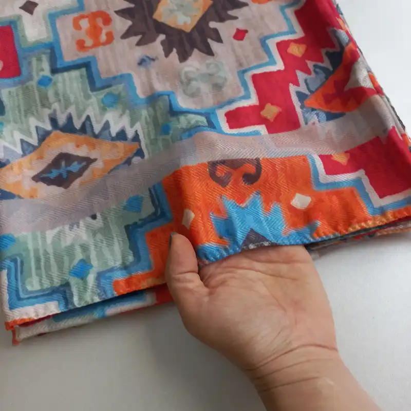 روسری زنانه مدل نخی گلیمی سنتی منگوله دار