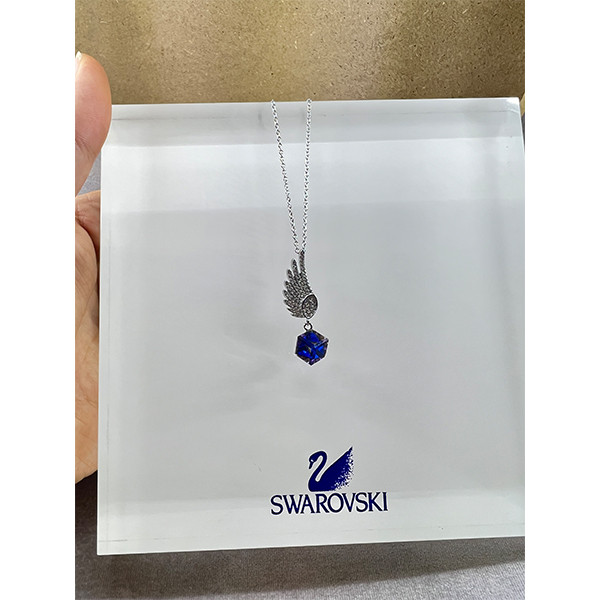 گردنبند نقره زنانه سواروسکی مدل بال فرشته و مکعب کد 653296