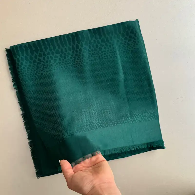 روسری زنانه مدل نخی ژاکارد پوست ماری دور ریش