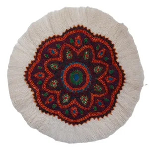رومیزی سوزن دوزی طرح پته ابریشم