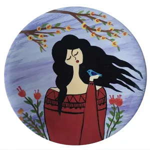 بشقاب دیوارکوب سفالی طرح دخترانه کد ۲۱۰