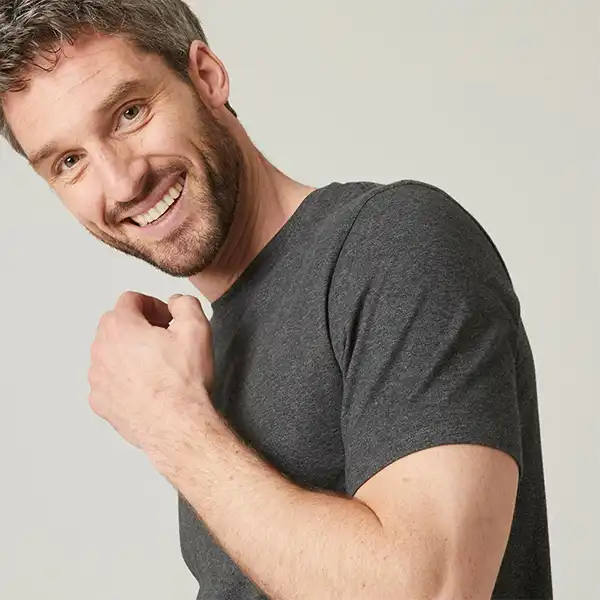 تی شرت ورزشی مردانه دکتلون مدل CARDIO 100 رنگ خاکستری تیره