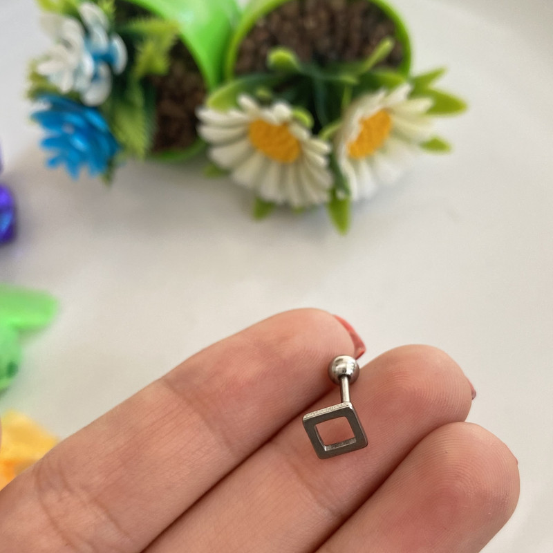 پیرسینگ گوش مدل مربع