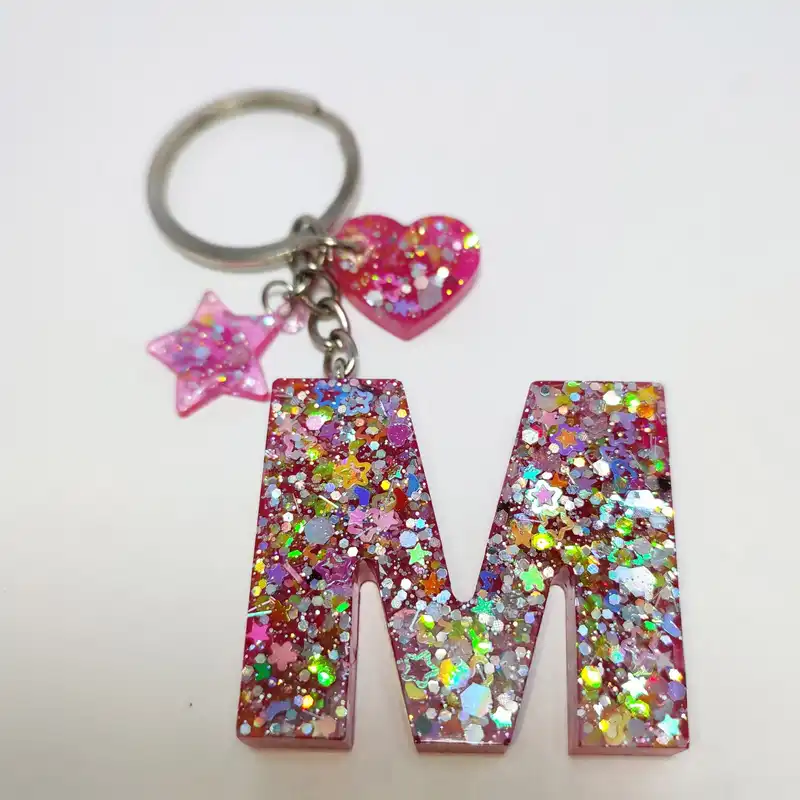 جاکلیدی رزینی مدل هفت رنگ طرح حرف M