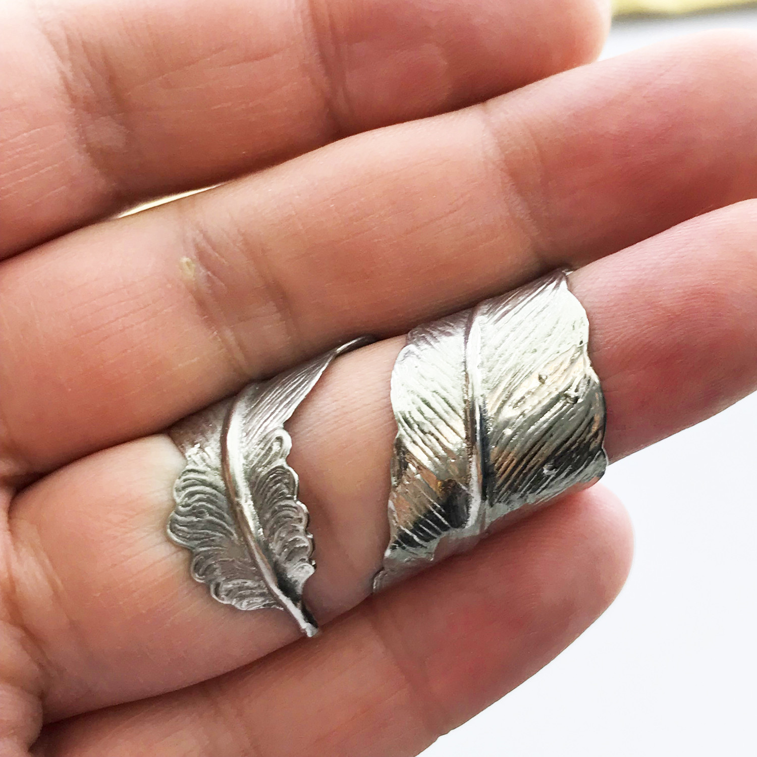 انگشتر زنانه گالری عزیزی طرح برگ مدل 15405 انگشتر زنانه گالری عزیزی طرح برگ مدل 15405