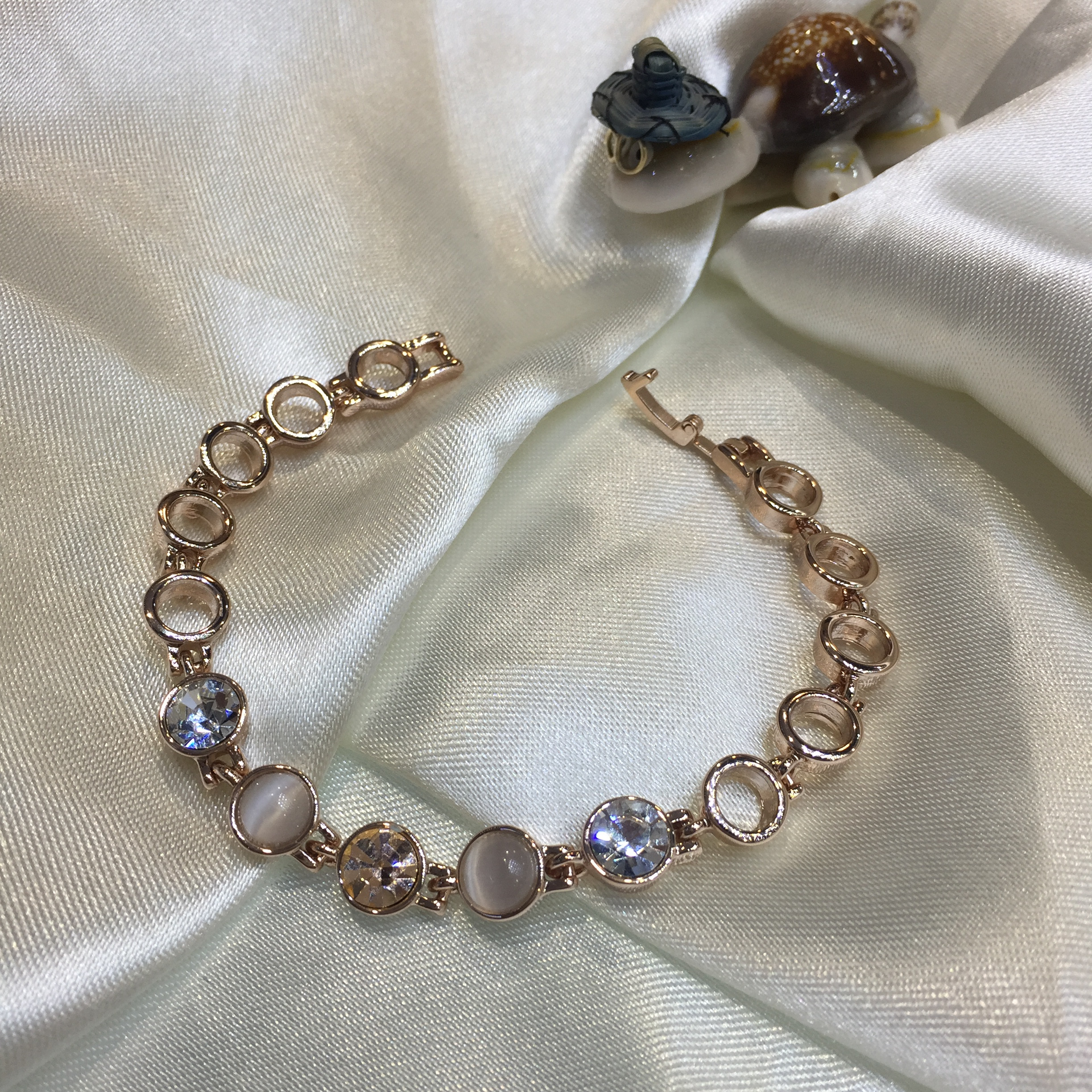 دستبند زنانه مدل نگین دار و کریستال