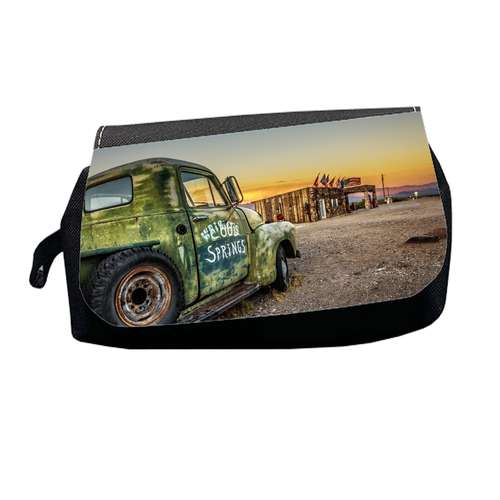 جامدادی طرح ماشین کلاسیک و ایستگاه در صحرای موهاوی مدل J1010