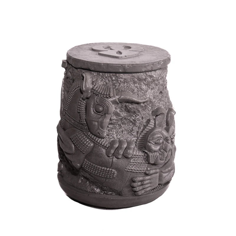 شمع استوانه‌ای معطر مدل نقش برجسته شیر و گاو  با رایحه قهوه زمان اتمام 48 ساعت