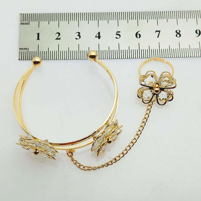 دستبند دخترانه طرح گل چهار پر مدل نگین دار کد 800DSD دستبند دخترانه طرح گل چهار پر مدل نگین دار کد 800DSD