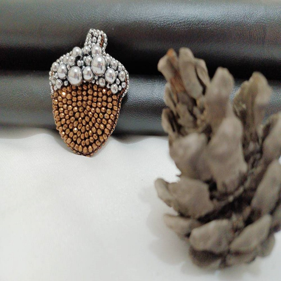 گل سینه زنانه مدل بلوط