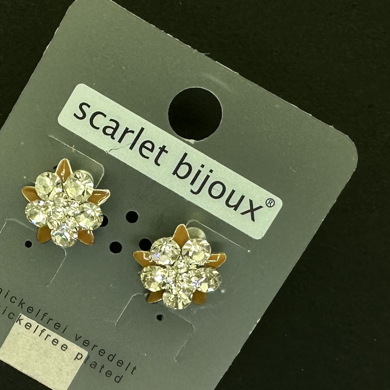 گوشواره زنانه اسکارلت بیجوکس مدل گل لوکس نگین دار