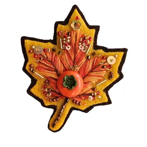 سنجاق سینه دست ساز زنانه مدل خرمالوبرگِ پاییزی