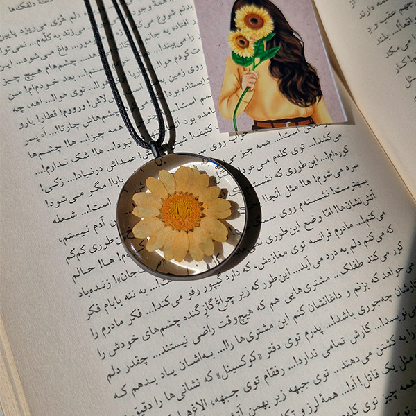 گردنبند دخترانه مدل رزینی گل بابونه