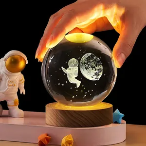 چراغ خواب مدل گوی کریستال طرح فضانورد و ماه