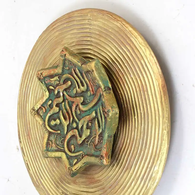 بشقاب دیوارکوب سفالی طرح بسم الله کد 26-26