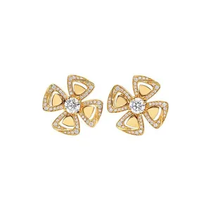 گوشواره طلا 18 عیار زنانه قیراط طرح گل کد GH5965