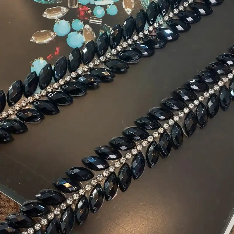 نوار یراق مدل نگین سنگ خوشه ای چسبی Aطول 1 متر