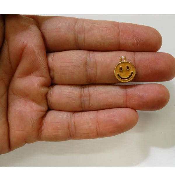 آویز گردنبند دخترانه مدل استیکر خندان کد 101 بسته 5 عددی آویز گردنبند دخترانه مدل استیکر خندان کد 101 بسته 5 عددی