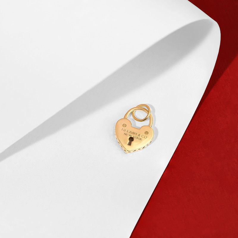 آویز گردنبند طلا 18 عیار زنانه ماوی گالری مدل قلب قفل دار تخت 3 آویز گردنبند طلا 18 عیار زنانه ماوی گالری مدل قلب قفل دار تخت 3