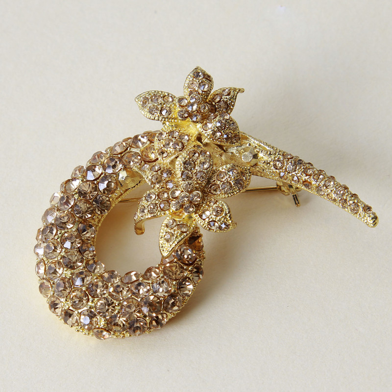 گل سینه زنانه بازرگانی میلادی مدل استیل رنگ ثابت و ضد حساسیت فول نگین بدون ریزش کد ACZ_040