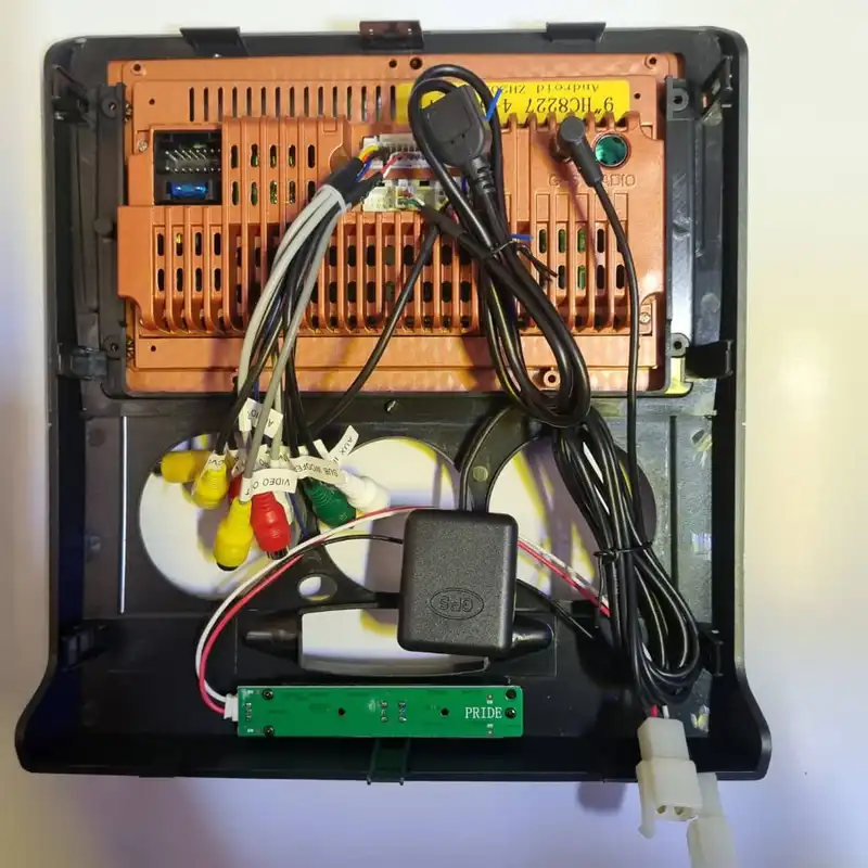 مانیتور خودرو راک مدل اندروید(4+64) مناسب برای پراید وانت