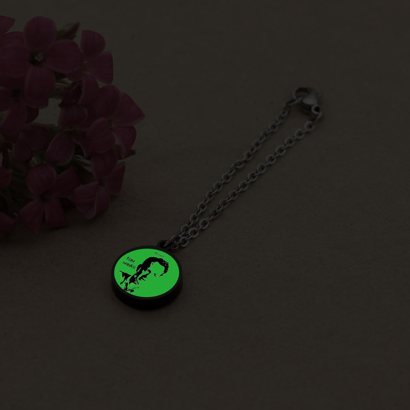 آویز ساعت زنانه ناکسیگو مدل شب تاب طرح تام هنکس کد AW8790